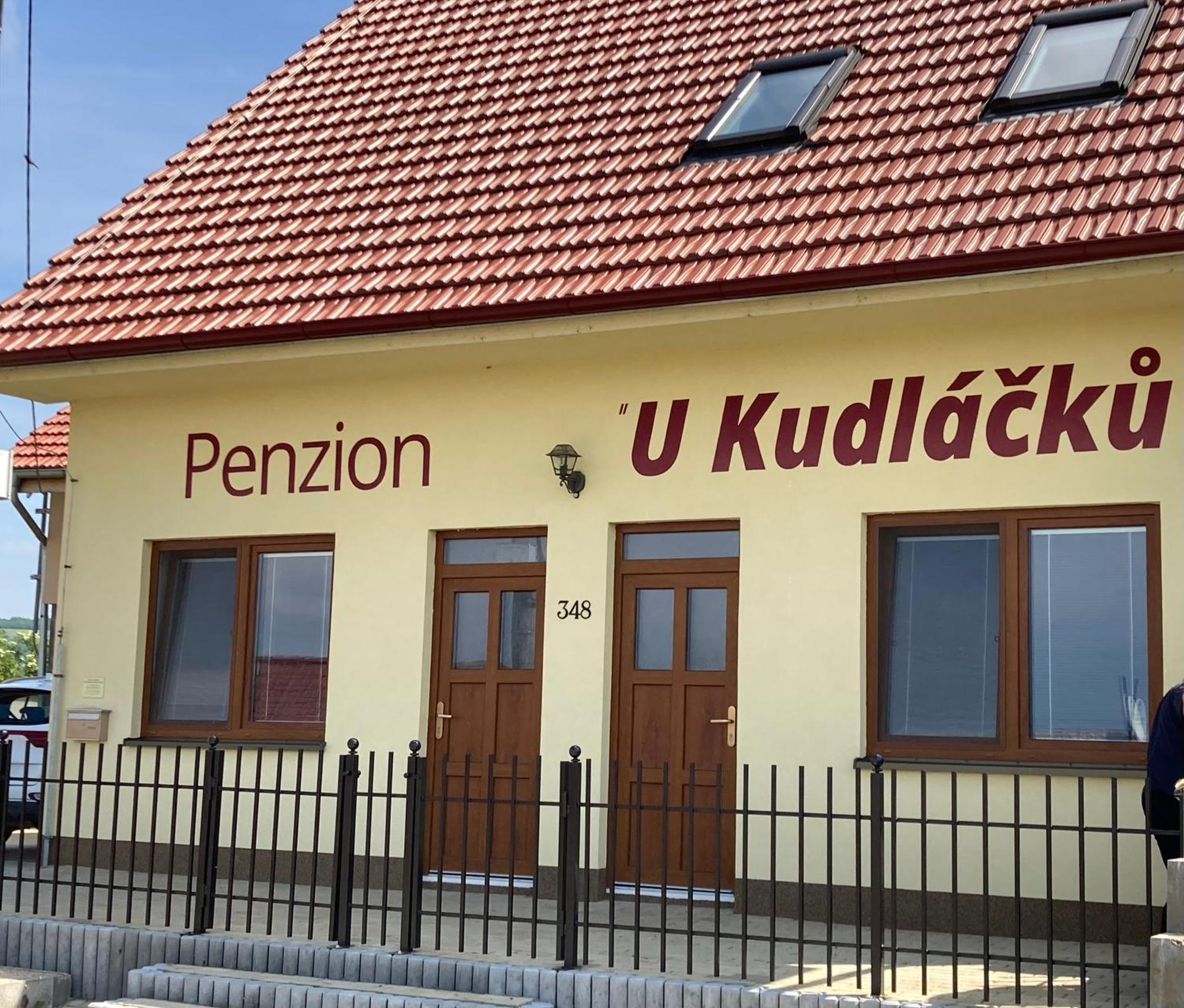 Apartmany S Klimatizaci - Penzion U Kudlacku Pouzdrany Εξωτερικό φωτογραφία